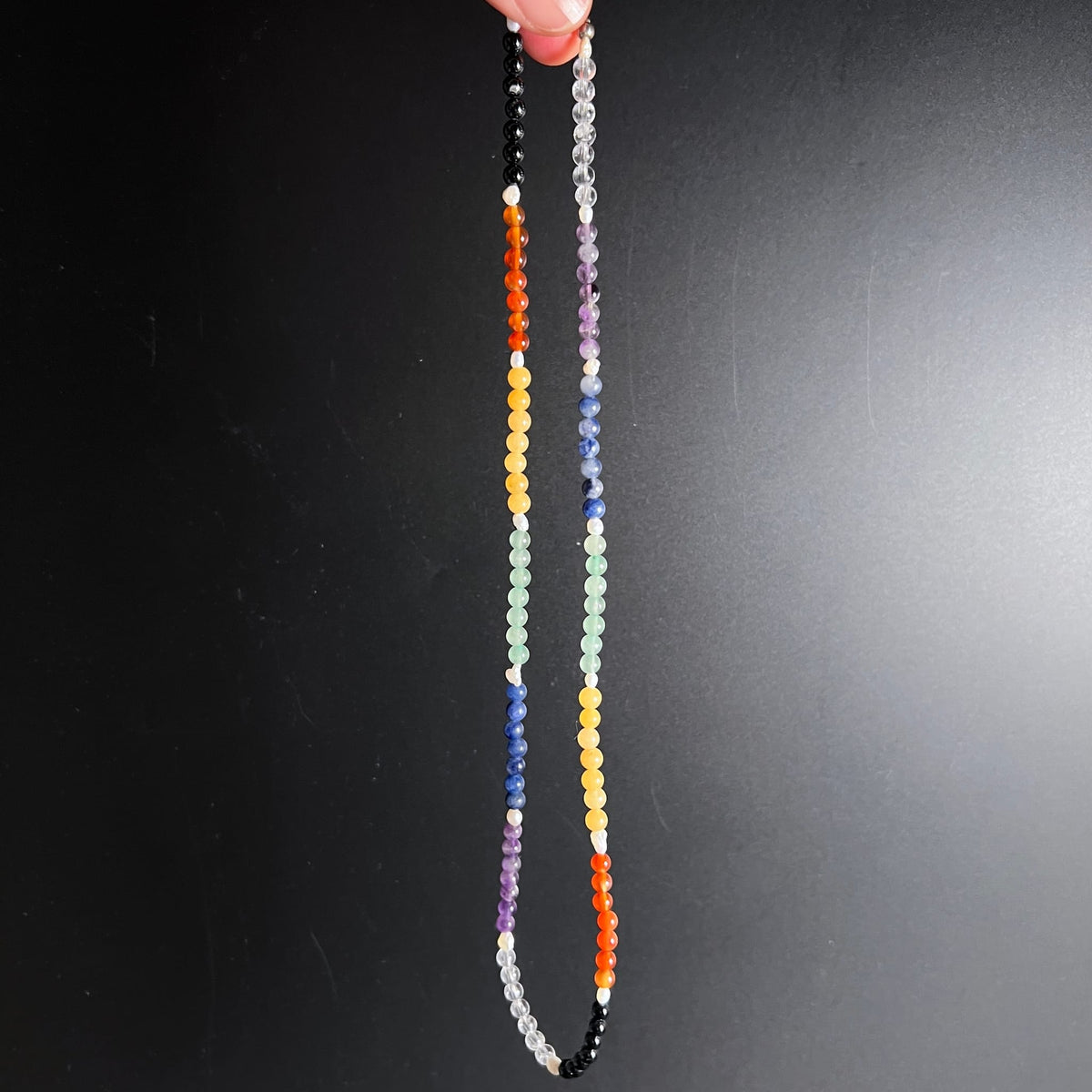 Zarte Chakrakette | hängend an Fingerspitzen | Regenbogenfarben | 4mm Perlen | Happy Minerals | Detailansicht Verlauf