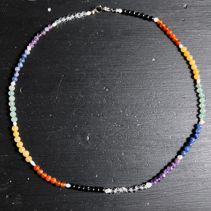 Zarte Chakrakette | 4mm Kugeln | sieben Farben | Silberverschluss | Perlchen | Happy Minerals | Kreisform auf dunklem Untergrund