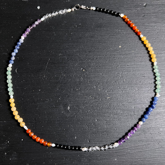 Zarte Chakrakette | 4mm Kugeln | sieben Farben | Silberverschluss | Perlchen | Happy Minerals | Kreisform auf dunklem Untergrund