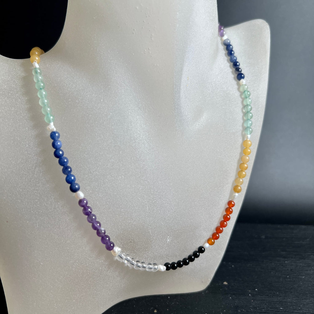 Zarte Chakrakette am Schmuckständer | bunte 4mm Kugeln | Silberverschluss | Happy Minerals | elegante Präsentation