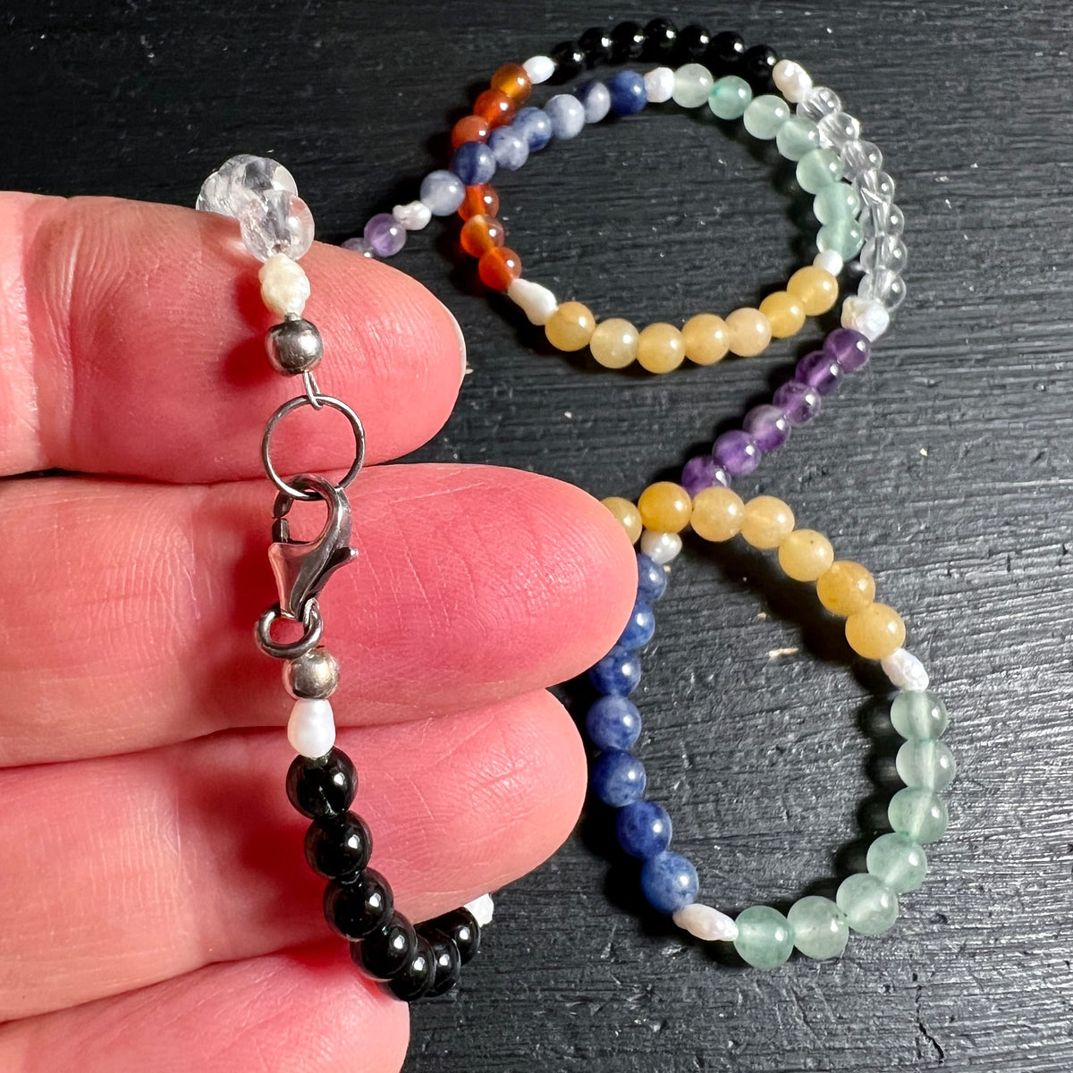 Chakrakette Verschlussdetail | Silberkarabiner | Perlchen | in Hand gehalten | Happy Minerals | feine Handarbeit