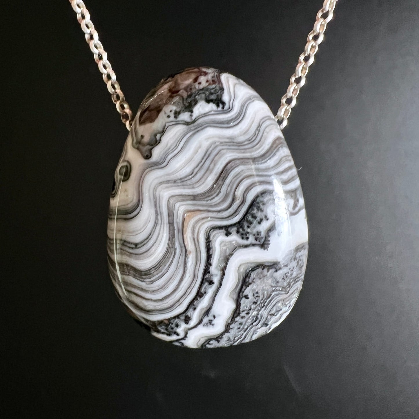 Zebracalcit Anhänger | Variante A Nahaufnahme | Feine Bänderung | Glänzende Oberfläche | Happy Minerals