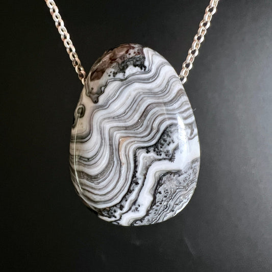 Zebracalcit Anhänger | Variante A Nahaufnahme | Feine Bänderung | Glänzende Oberfläche | Happy Minerals