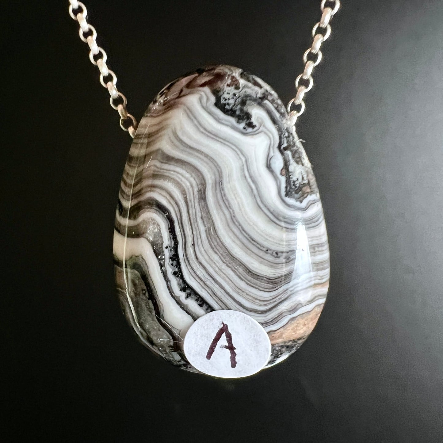 Zebracalcit Anhänger | Variante A | Wellenmuster Grau-Braun | Silberkette | Happy Minerals