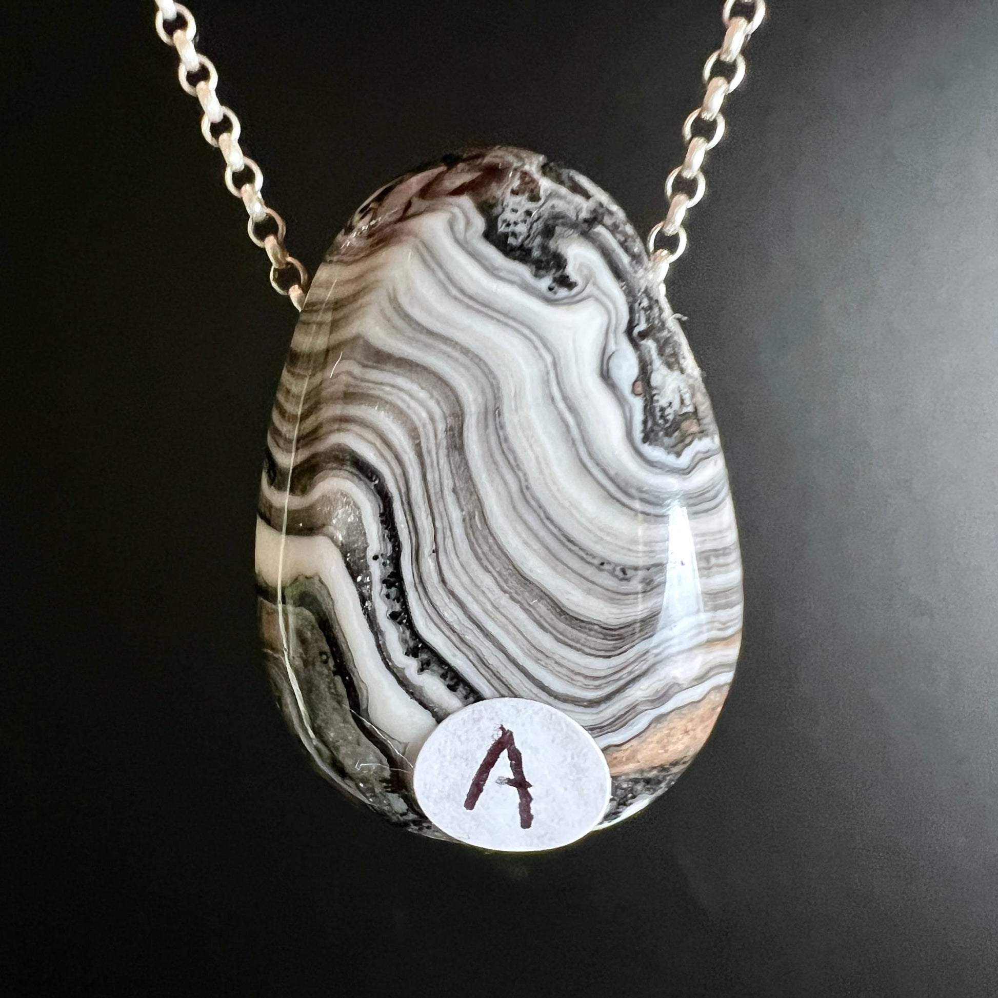 Zebracalcit Anhänger | Variante A | Wellenmuster Grau-Braun | Silberkette | Happy Minerals