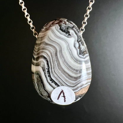 Zebracalcit Anhänger | Variante A | Wellenmuster Grau-Braun | Silberkette | Happy Minerals