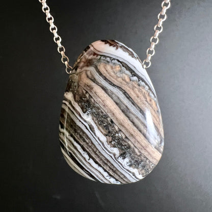 Zebracalcit Anhänger | Variante B Nahaufnahme | Erdige Farbtöne | Naturmuster | Happy Minerals