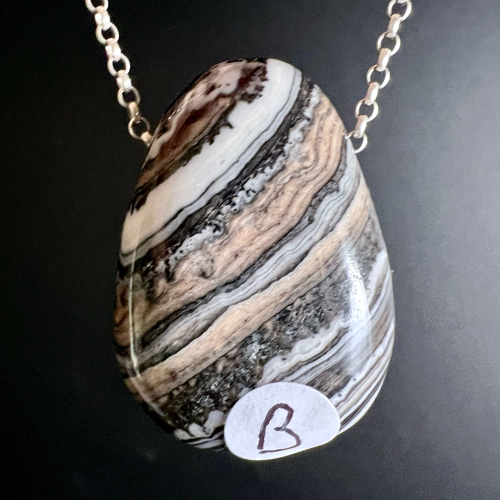 Zebracalcit Anhänger | Variante B | Warme Beige-Braun-Streifen | Diagonalmuster | Happy Minerals