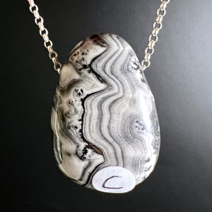 Zebracalcit Anhänger | Variante C | Zickzack-Bänderung | Grau-Weiß-Töne | Happy Minerals