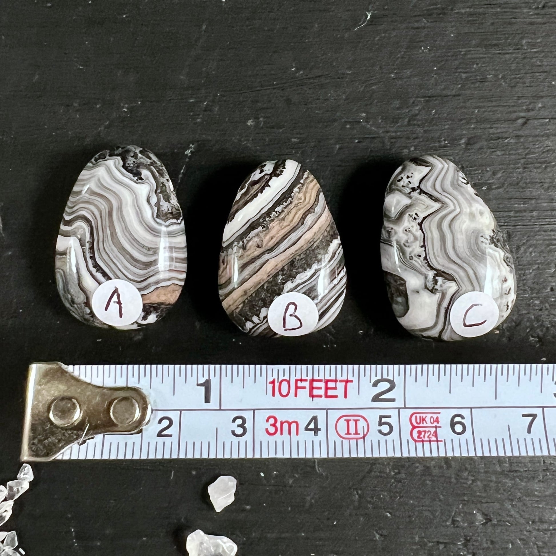 Zebracalcit | Größenvergleich mit Maßband | Varianten A B C | Streifenmuster | Happy Minerals