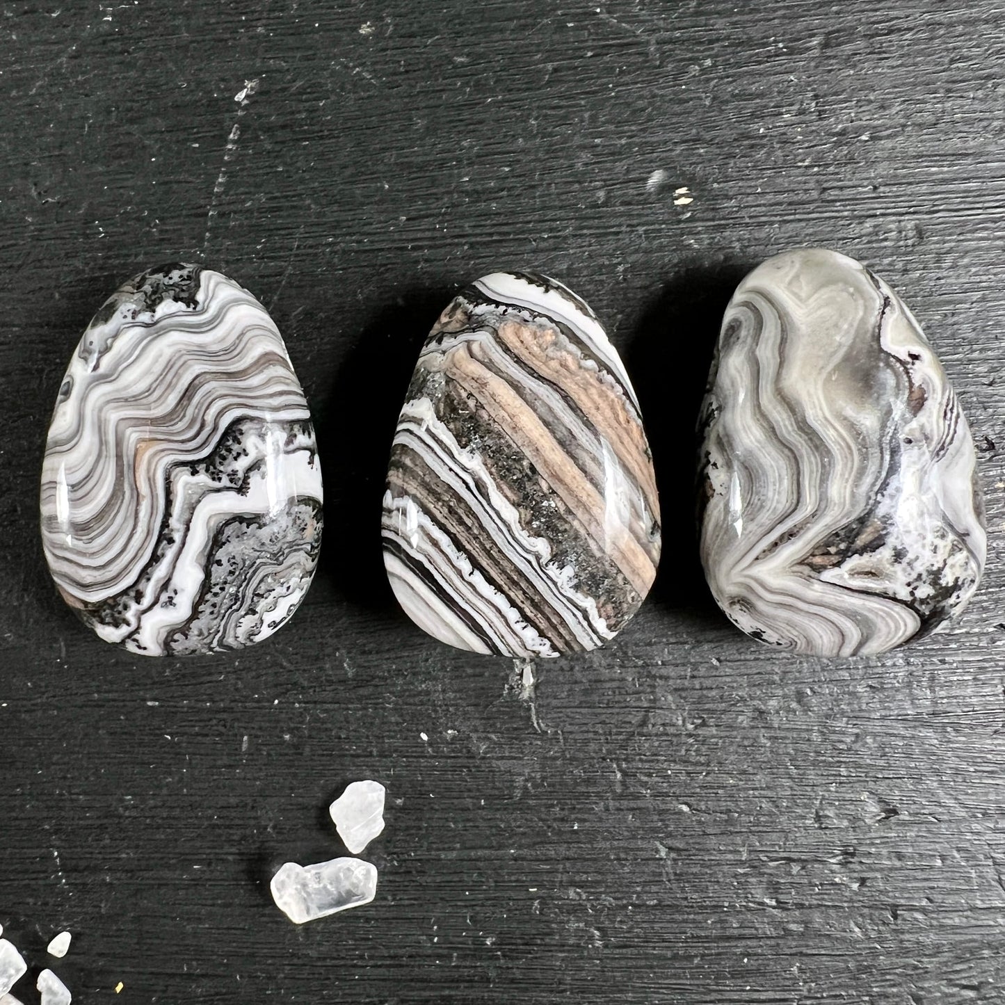 Zebracalcit | Drei Tropfensteine ohne Etikett | Grau-Braun-Streifen | Mexiko | Happy Minerals