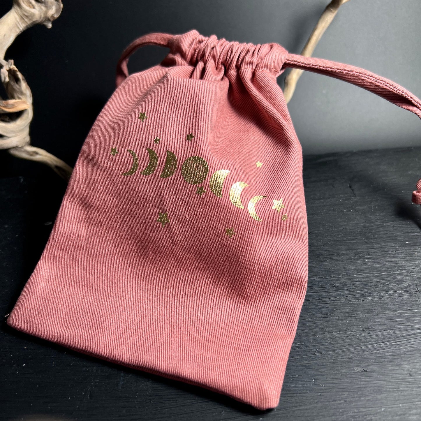 Zugezogener Stoffbeutel | Rosa Stoff | Goldene Mondphasen | Kristallbeutel | Happy Minerals | Indien | Geschlossen