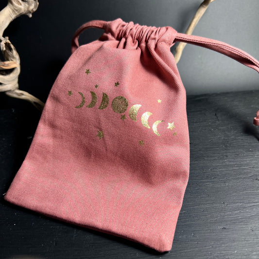 Zugezogener Stoffbeutel | Rosa Stoff | Goldene Mondphasen | Kristallbeutel | Happy Minerals | Indien | Geschlossen